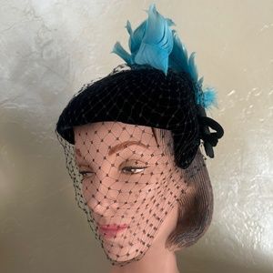 ELEGANT 1950s' BLACK VELVET CAP WITH TURQUOISE CURLED FEATHERS * BLACK VEIL